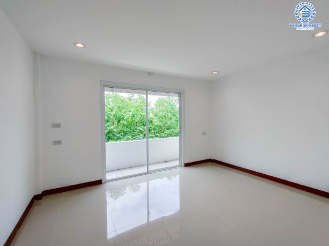 *****ทาวน์โฮมมือสองย่านกรุงเทพฯ ม.เทพประทาน สรงประภา เนื้อที่กว้างขวางถึง 25 ตร.ว. พร้อมฟังก์ชัน 4 ห้องนอน 3 ห้องน้ำ 1 ที่จอดรถ บ้านปรับปรุงใหม่ พร้อมเข้าอยู่ บนทำเลใกล้สนามบินดอนเมือง เข้าสู่ใจกลางเมืองได้อย่างสะดวกสบาย ใกล้รถไฟฟ้าสายสีแดง "สถานีดอนเมือง" และทางด่วน "ศรีสมาน"